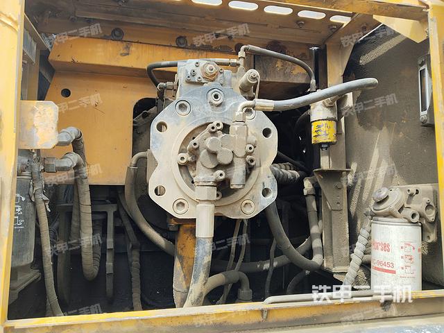 液压泵舱室正面整体（整机外观）