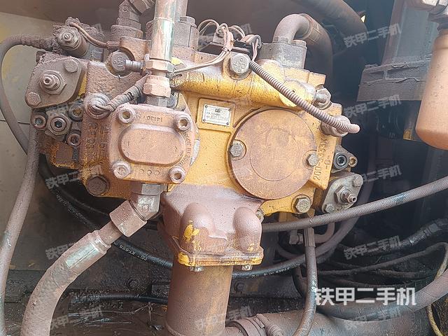 液压泵舱室正面整体（整机外观）