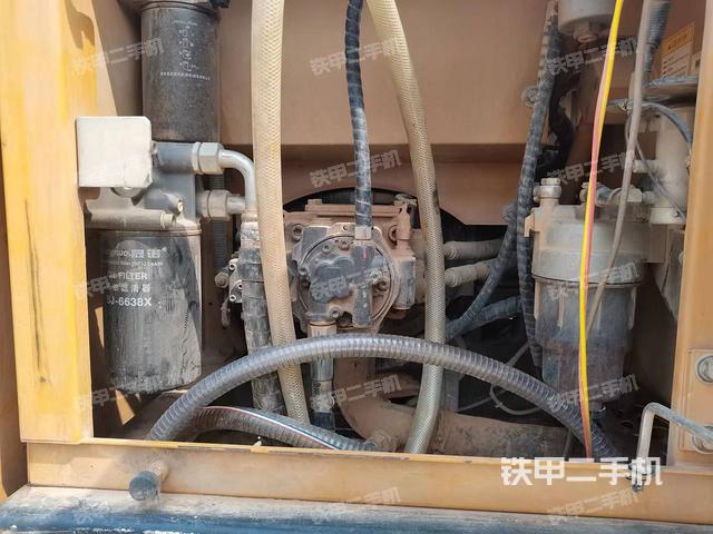 液压泵舱室正面整体（整机外观）