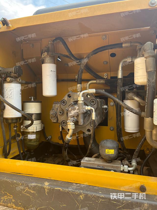 液压泵舱室正面整体（整机外观）