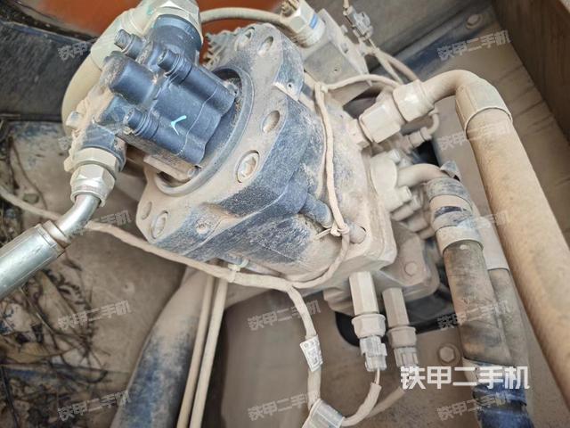 液压泵舱室正面整体（整机外观）