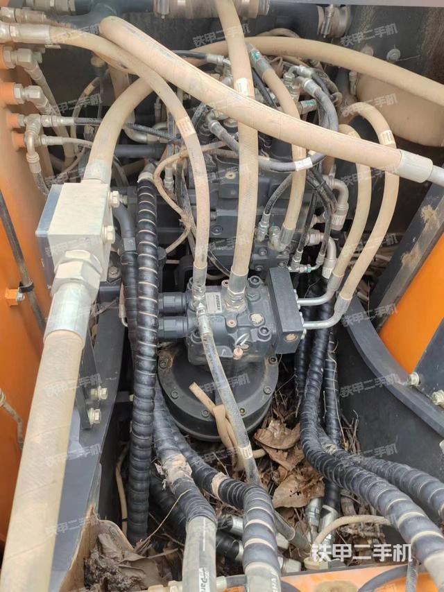 回转马达和主控阀（整机外观）