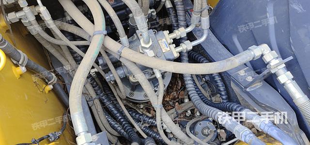 回转马达和主控阀（整机外观）