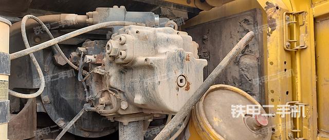 液压泵舱室正面整体（整机外观）