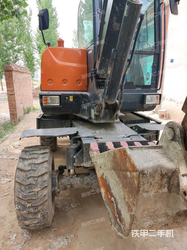 轉(zhuǎn)盤(pán)和下車架正前(工作和回轉(zhuǎn)裝置) 轉(zhuǎn)盤(pán)和下車架正前(工作和回轉(zhuǎn)裝置)