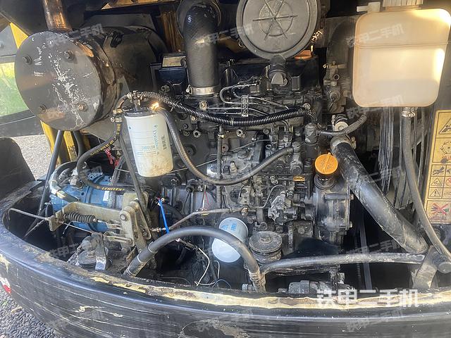 液压泵舱室正面整体（整机外观）