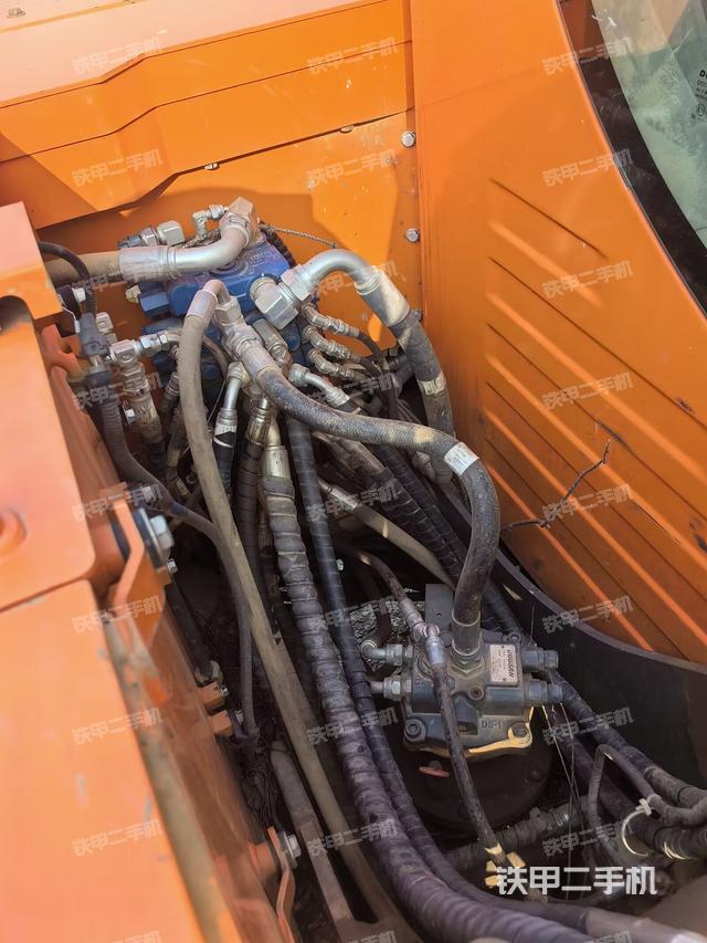 回转马达和主控阀（整机外观）