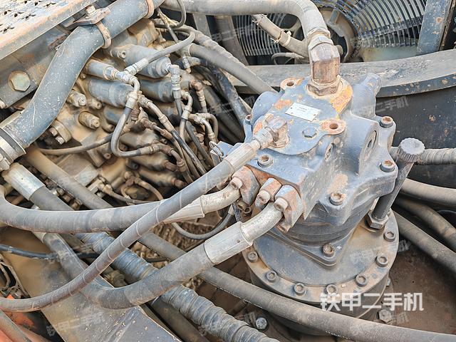 回转马达和主控阀（整机外观）