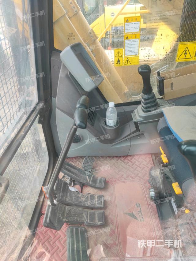 行走控制手柄和踏板?俯拍（駕駛室部分）