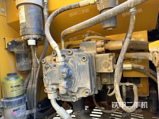 液压泵舱室正面整体（整机外观）