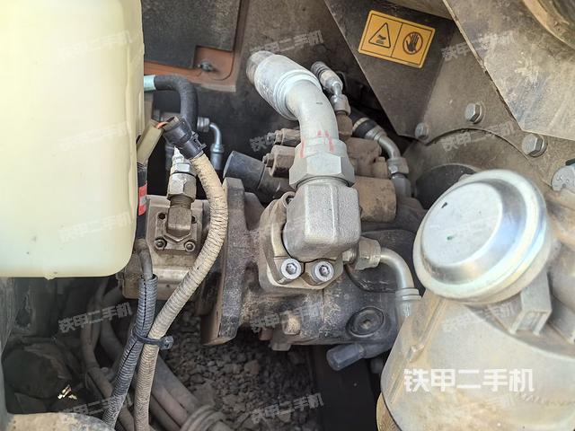 液压泵舱室正面整体（整机外观）