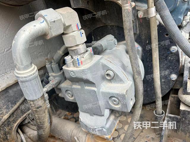 液压泵舱室正面整体（整机外观）