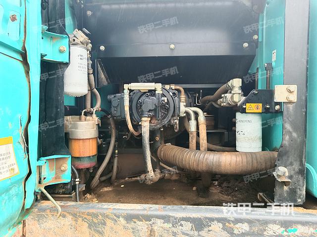 液压泵舱室正面整体（整机外观）