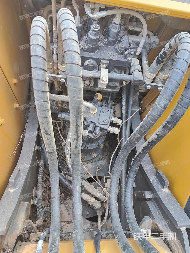 回转马达和主控阀（整机外观）