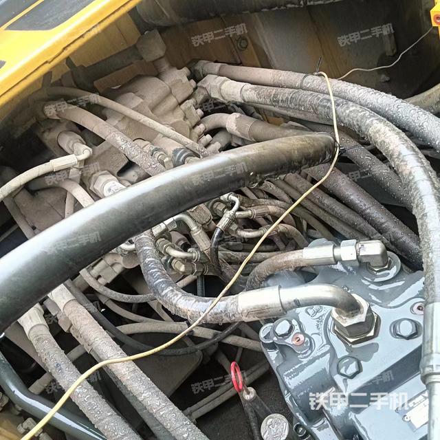 液压泵舱室正面整体（整机外观）