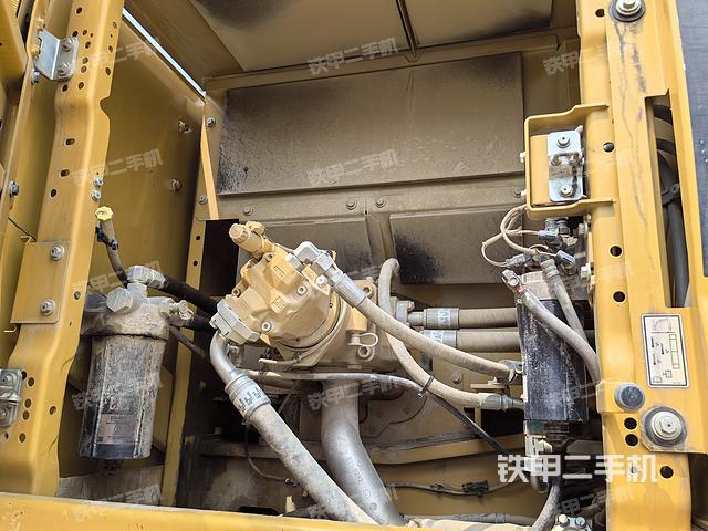 液压泵舱室正面整体（整机外观）