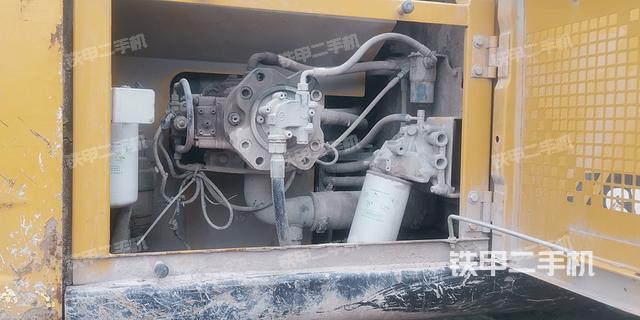 液压泵舱室正面整体（整机外观）