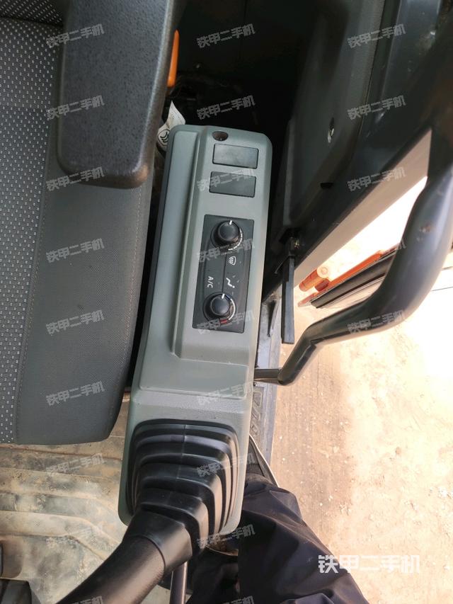 座椅左側(cè)控制臺(tái)/音響/含左手柄(駕駛室部分) 座椅左側(cè)控制臺(tái)/音響/含左手柄(駕駛室部分)