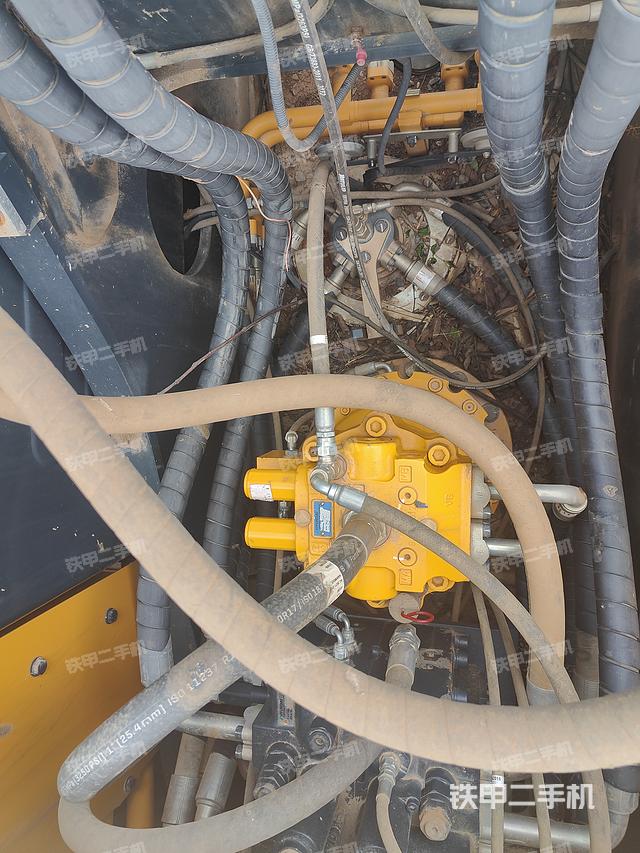 回转马达和主控阀（整机外观）