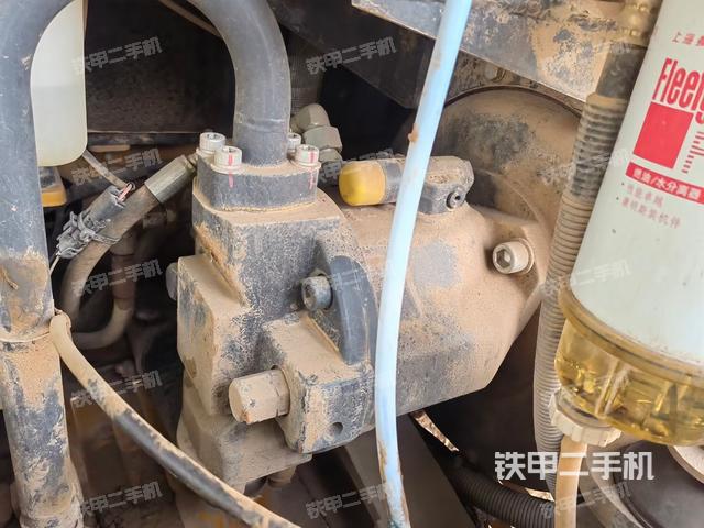 液压泵舱室正面整体（整机外观）