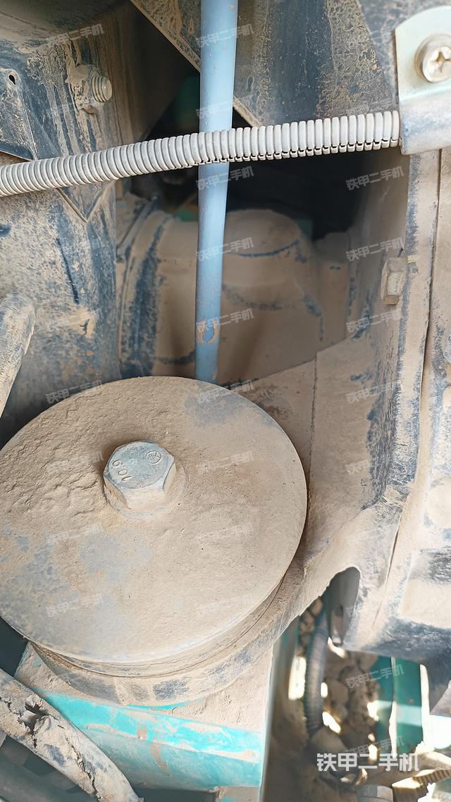 液压泵舱室正面整体（整机外观）