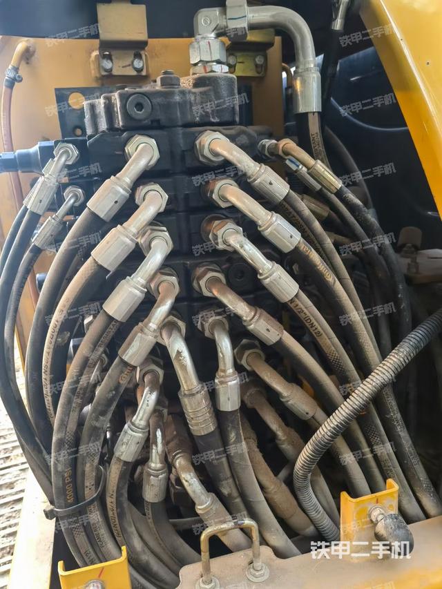 回转马达和主控阀（整机外观）