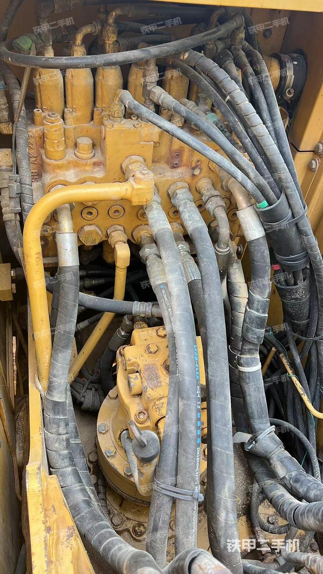 回转马达和主控阀（整机外观）