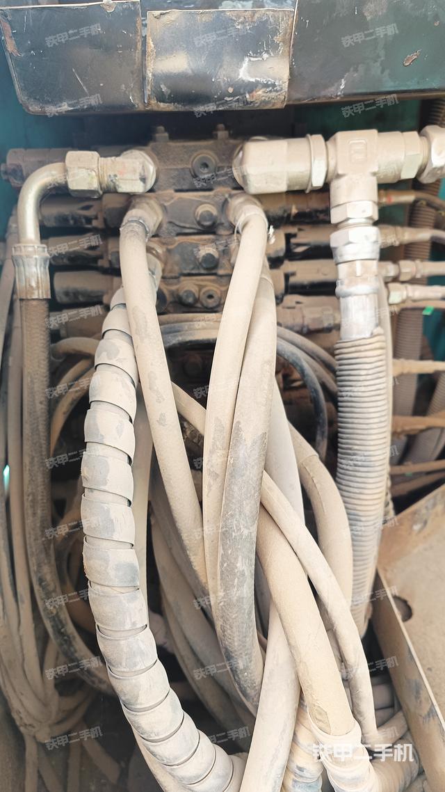 回转马达和主控阀（整机外观）