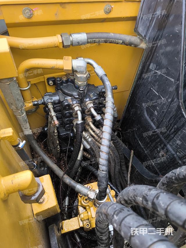 回转马达和主控阀（整机外观）