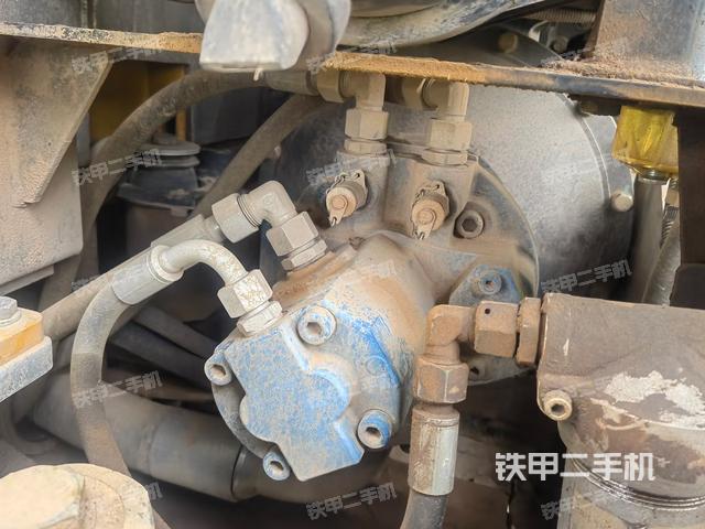 液压泵舱室正面整体（整机外观）