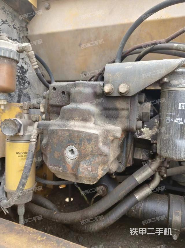 液压泵舱室正面整体（整机外观）