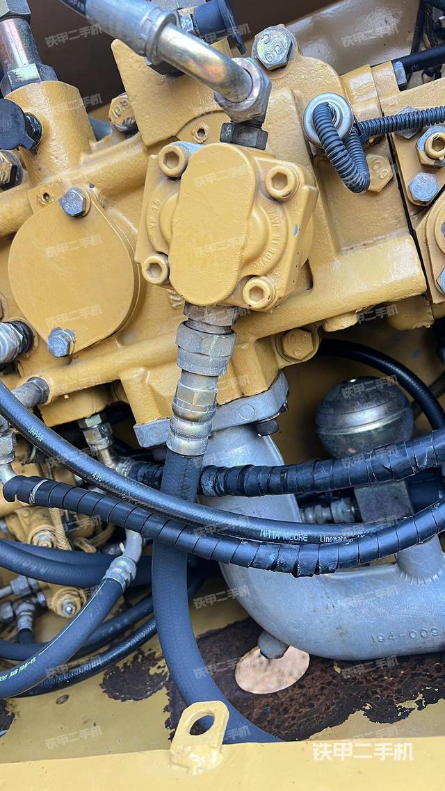 液压泵舱室正面整体（整机外观）