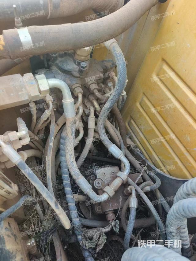 回转马达和主控阀（整机外观）