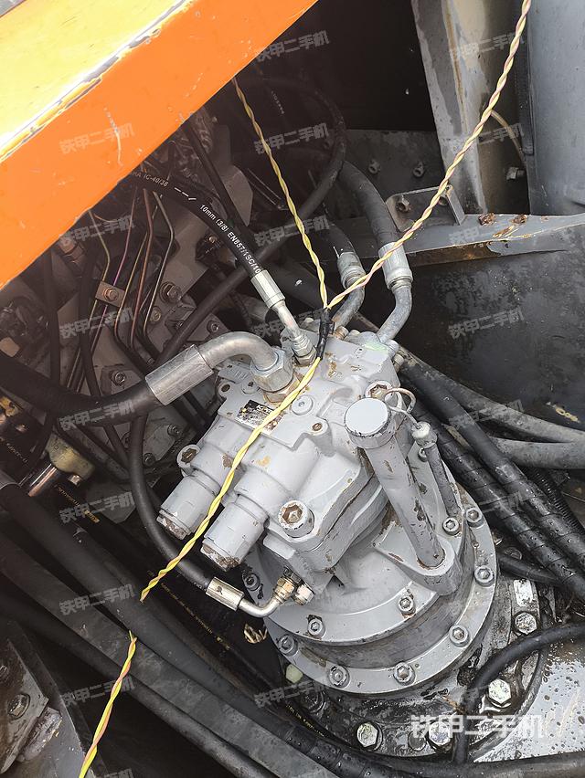 回转马达和主控阀（整机外观）