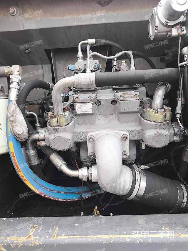 液压泵舱室正面整体（整机外观）