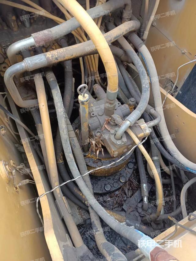 回转马达和主控阀（整机外观）