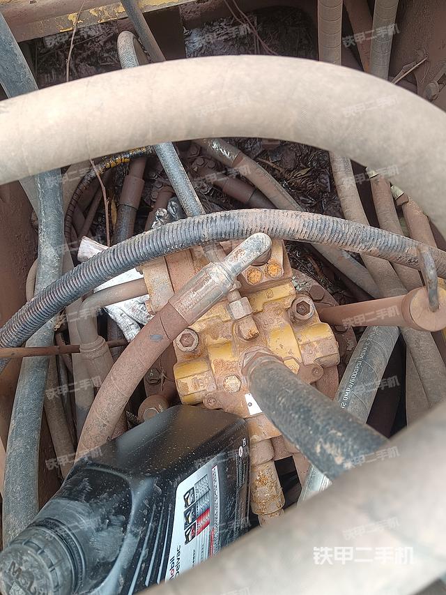 回转马达和主控阀（整机外观）