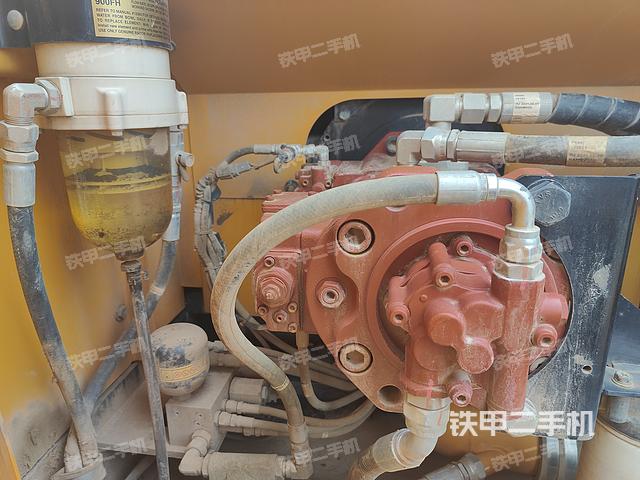 液压泵舱室正面整体（整机外观）