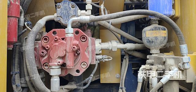 液压泵舱室正面整体（整机外观）