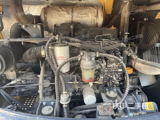 液压泵舱室正面整体（整机外观）