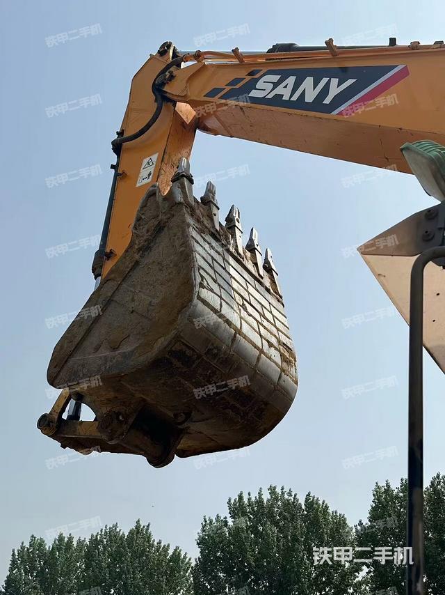 驾驶室顶部（整机外观）