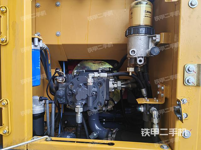 液压泵舱室正面整体（整机外观）