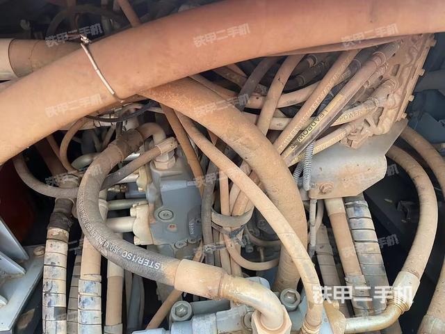 回转马达和主控阀（整机外观）