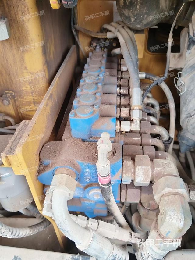 回转马达和主控阀（整机外观）