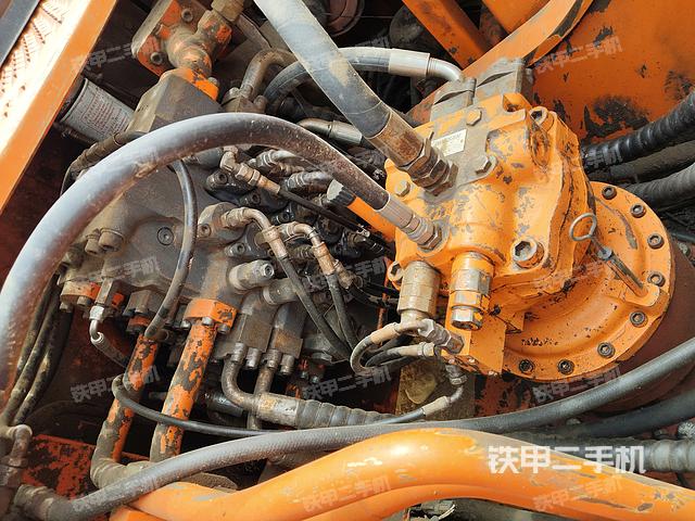 回转马达和主控阀（整机外观）