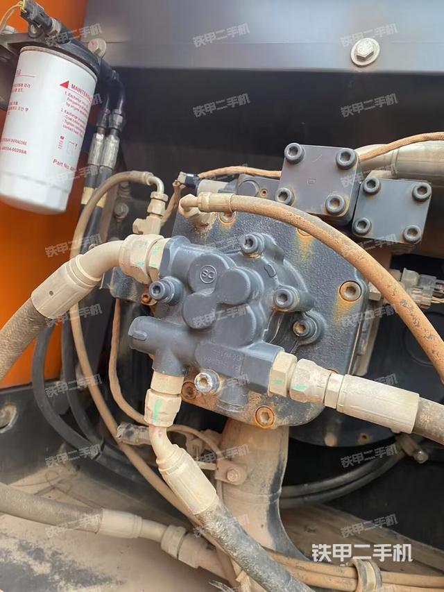 液压泵舱室正面整体（整机外观）