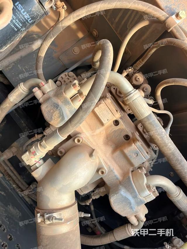 液压泵舱室正面整体（整机外观）