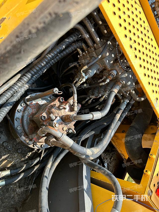 回转马达和主控阀（整机外观）