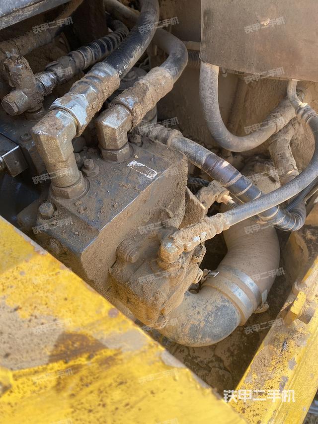 液压泵舱室正面整体（整机外观）