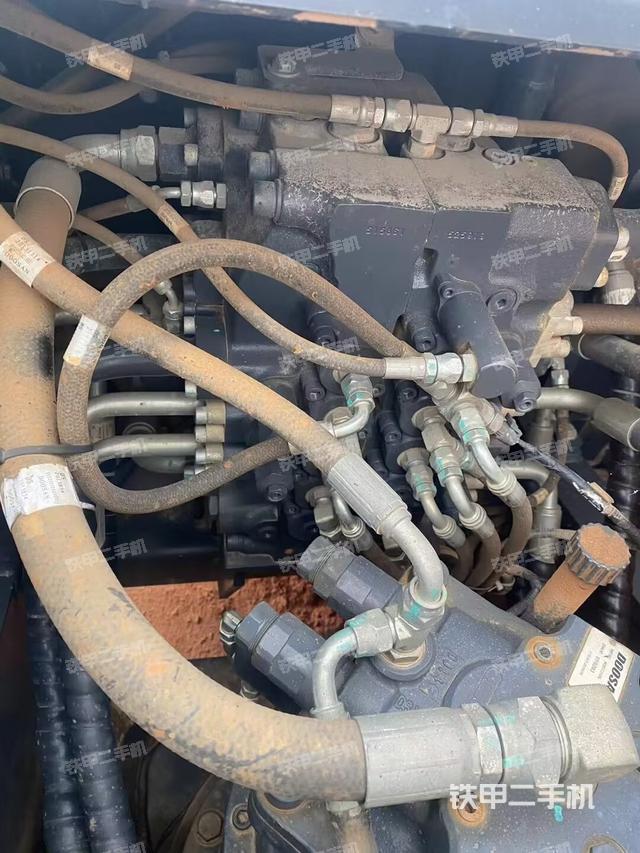 回转马达和主控阀（整机外观）